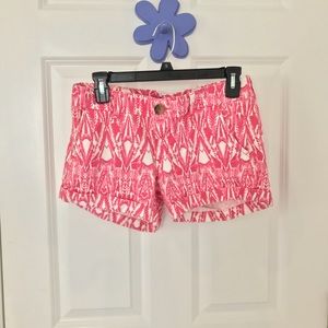 Patterned pink shorts